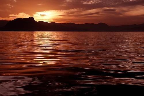 Beautiful seascape ocean sunset reflexion golden sea colors