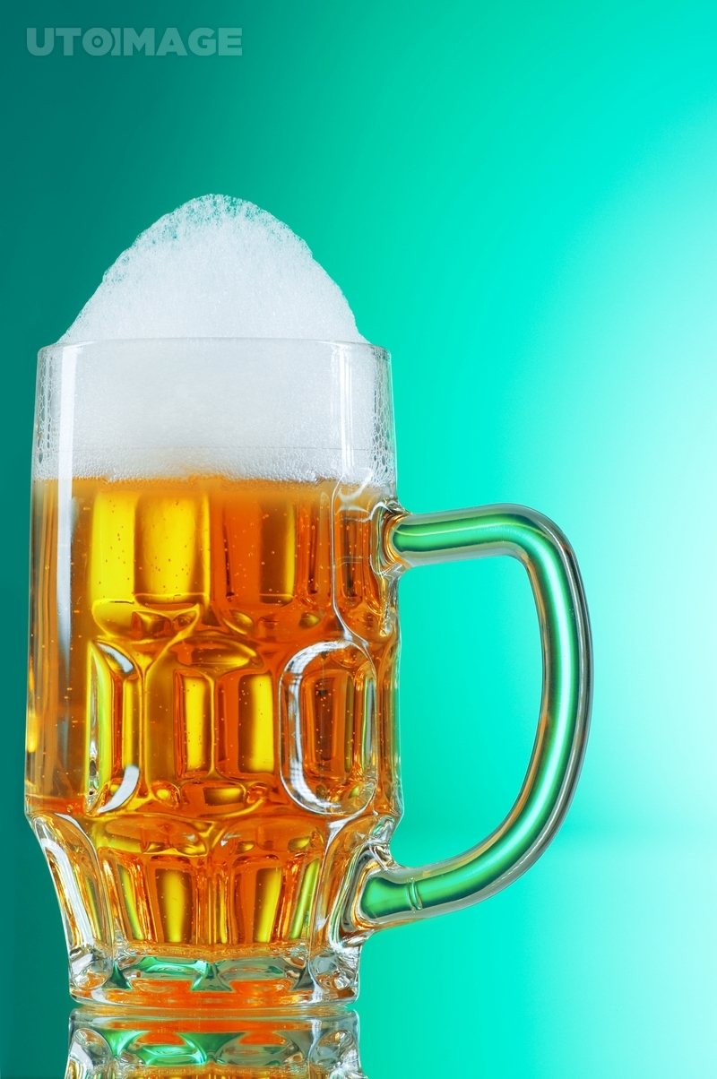 유토이미지 | Beer glasses against the colorful gradient background