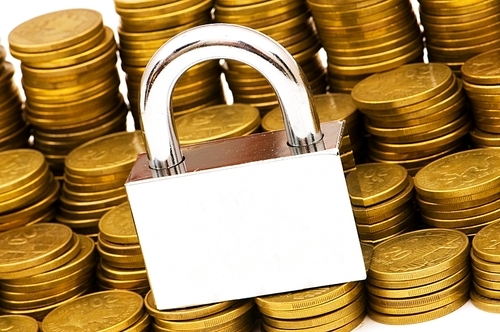 유토이미지 | Concept of financial security with lock and coins