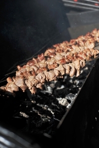Preparation of meat slices in sauce on fire