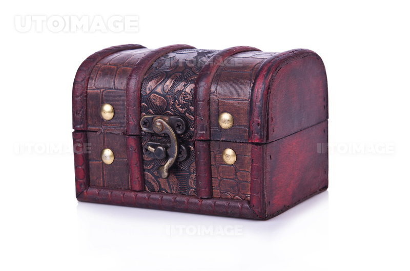 유토이미지 | Old chest isolated on the white background