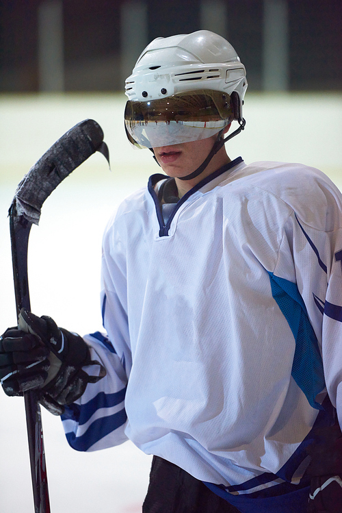 유토이미지 young ice hockey player portrait on training in black background