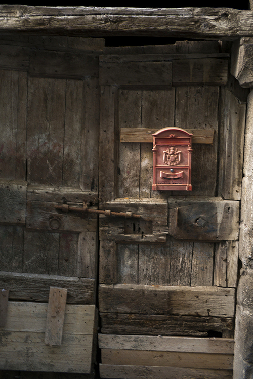 유토이미지 Mail box mounted on a dilapidated door, Orvieto, Terni Province