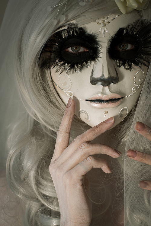 halloween witch. beautiful woman wearing s산타무에르테무에르테 mask portrait