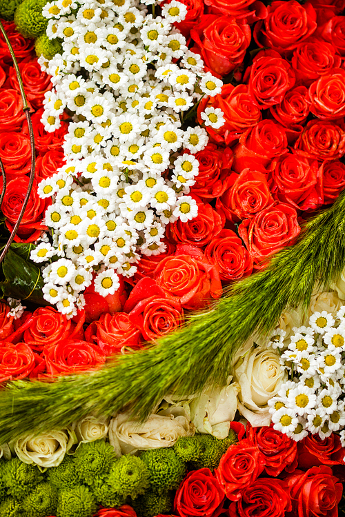 Red roses and chamomiles as pattern for wedding design