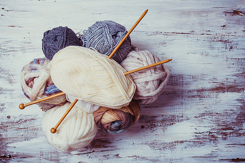 Beige and gray color threads and wooden knitting needles