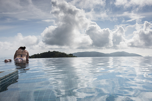 Female tourist in infinity pool, Koh Samui, Surat Thani Province, Thailand