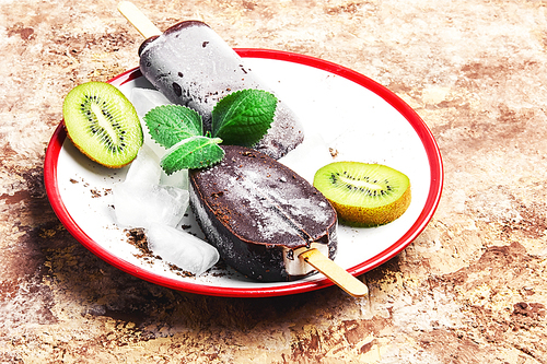 vanilla ice cream coated in chocolate with kiwi