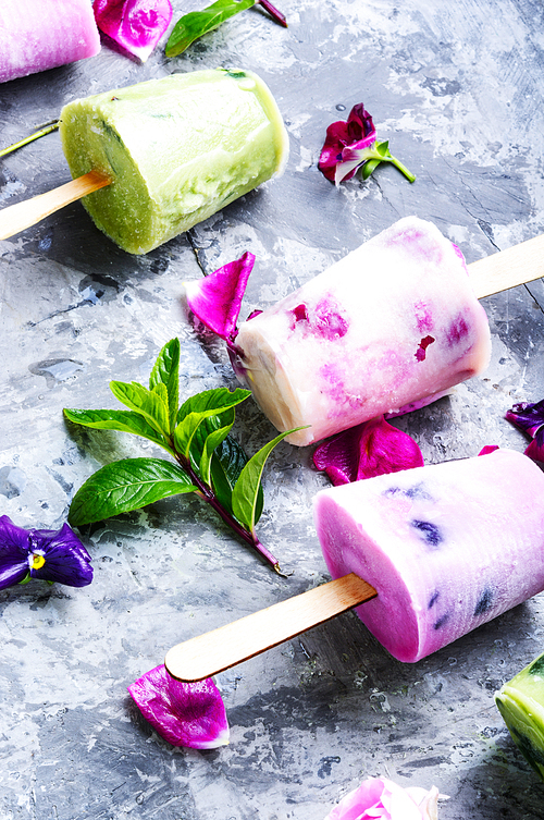 Summer vanilla ice cream with fresh flowers and mint