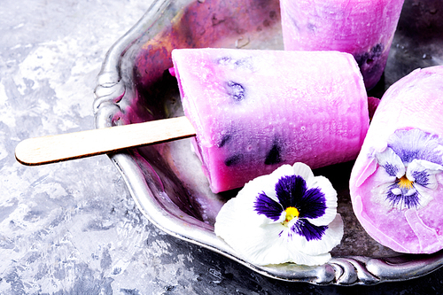 Summer vanilla ice cream with fresh flowers