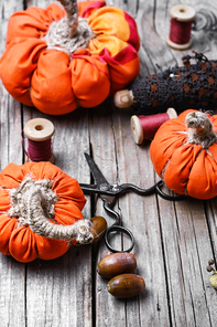 Sewing decorative pumpkins from fabric for autumn decorations