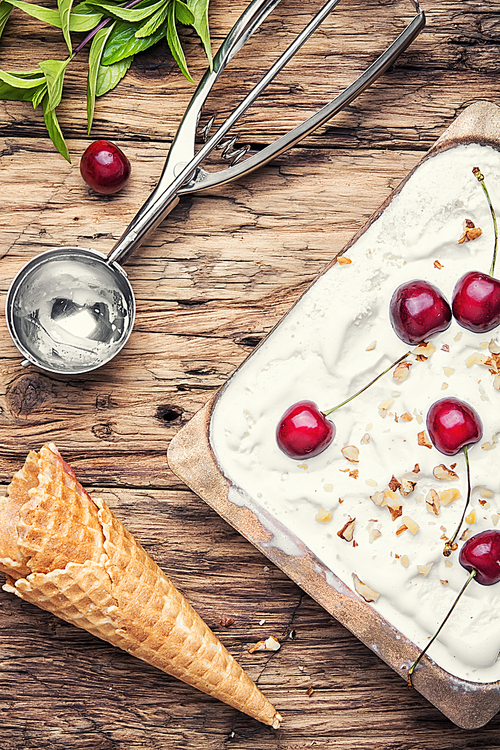 vanilla ice cream in waffle cones and cherry berries