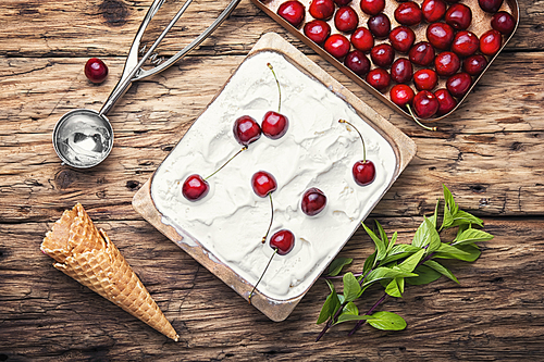 vanilla ice cream in waffle cones and cherry berries