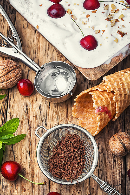 vanilla ice cream in waffle cones and cherry berries