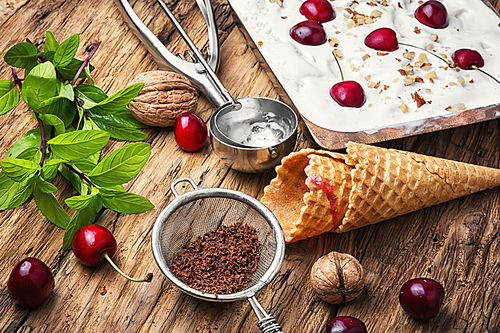 vanilla ice cream in waffle cones and cherry berries