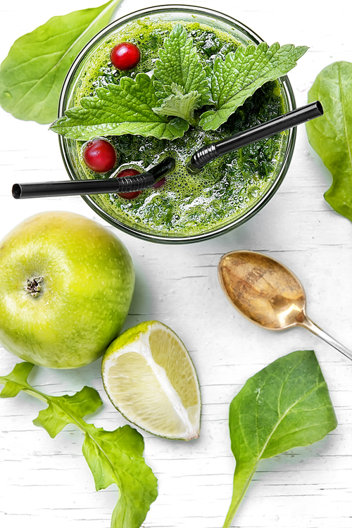 detox cocktail smoothie with smoothie,mint and apple