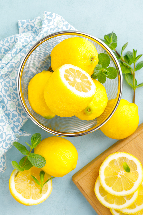 Sliced and whole lemons with mint