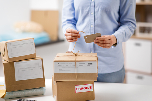 유토이미지 Delivery Mail Service People And Shipment Concept Close Up Of Woman Packing Parcel 4597