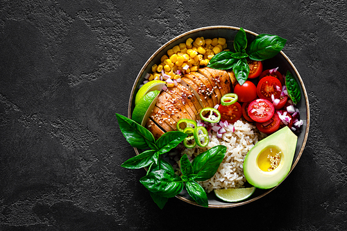 grilled chicken breast lunch bowl with fresh tomato, avocado, corn, red onion, 밥 and basil