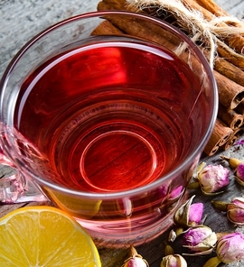 The fruit berry tea in the cup served on table