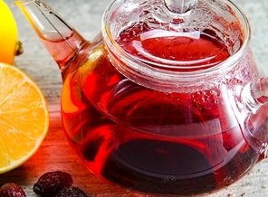 The fruit berry tea in the cup served on table