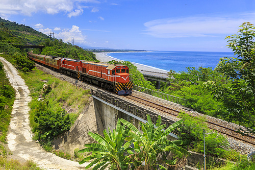 Train go through Huayuan Bay