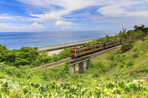 Train go through Huayuan Bay