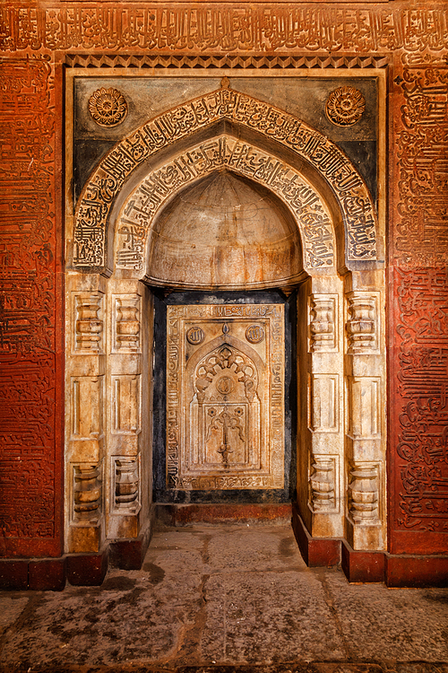 Decorated arch inside Isa Khan tomb, Humayun