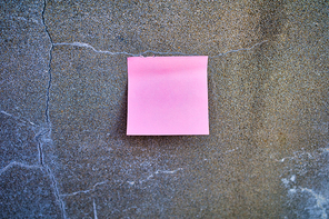 돌벽 배경에 분홍색 포스트잇 한장