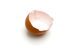 흰색 배경위의 깨진달걀