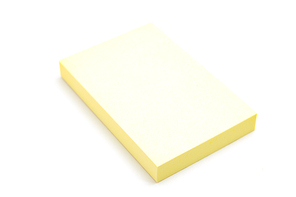 흰 배경위의 노란색 포스트잇