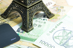 오만원과 만원 지폐위의 에펠탑 모형과 카드