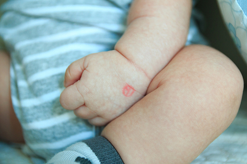 갓난아기 손등의 투표(선거) 도장
