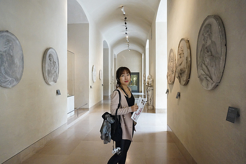 박물관(미술관) 관람중인 여성 여행자