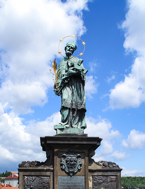 체코 프라하 까를교의 성 요한 네포무크 동상