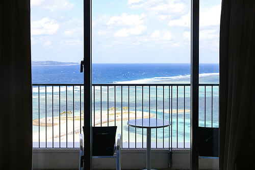 테라스 너머로 파란 바다와 하늘이 보이는 오션뷰 호텔