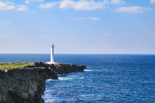 일본 오키나와 잔파곶 해안절벽과 흰등대