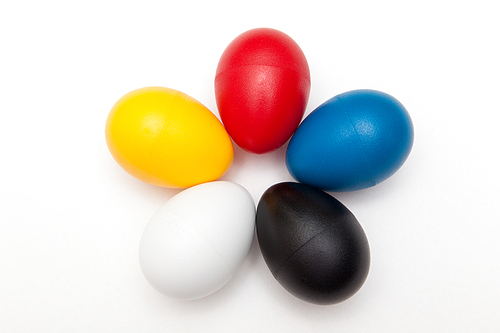 흰 배경의 알록달록 화려한 색상의 장난감 달걀, 계란, 꽃 모양 배치