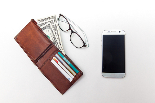 흰 배경 위의 스마트 폰과 지갑,카드,달러,안경