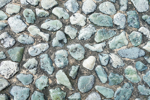 길거리 도로 위의 자갈돌 시멘트 바닥의 패턴