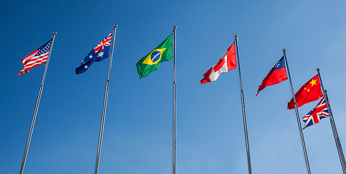 푸른 하늘 위의 다양한 나라의 화려한 국기들