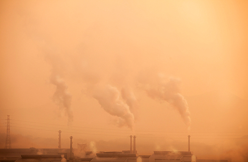 대기 오염이 심각한 공장의 굴뚝 연기, 환경 보호 문제 컨셉