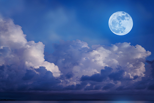 밤하늘 바다 수평선 위의 구름과 보름달
