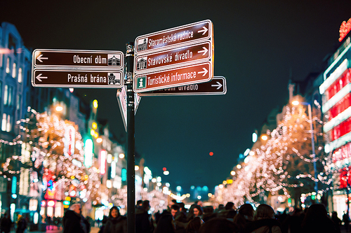유럽 체코 프라하 기차역 광장의 표지판과 사람들