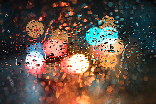 비오는 밤 자동차 유리에 맺힌 빗방울과 불빛 보케