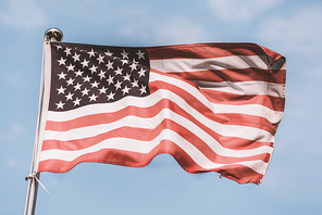 파란 하늘 배경의 펄럭이는 미국 국기 성조기