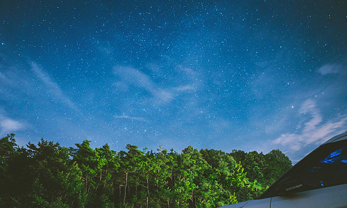 아름다운 밤하늘 별들과 캠핑카