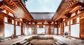 눈 내리는 겨울 배경의 한국 전통 가옥 모습