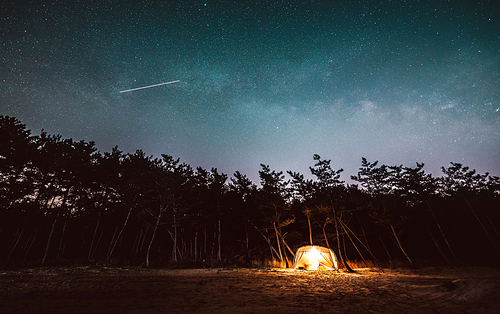 아름다운 은하수 배경의 산속에 세워져 있는 야외 캠핑 텐트