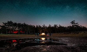 아름다운 은하수 배경의 산속에 세워져 있는 야외 캠핑 텐트